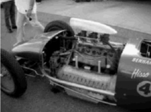 Coche moderno con motor antiguo