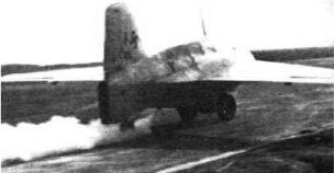 Avión ME-163 iniciando la carrera de despegue