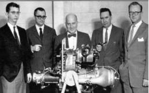 El equipo diseñador de Detroit Diesel Allison ante el prototipo de 1959