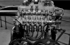 Labor-Piquer engine lubrication system