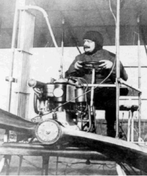 S.E. Penkala en su avión, en 1909