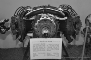 Motor con letrero indicativo de Praga Doris M208B