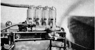 El motor Roberts de cuatro cilindros en una estructura y en rodaje