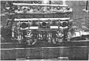 Roberts 6-cylinder engine with exhaust manifolds