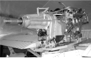 Motor Robinson V8, LS, sobre el ala