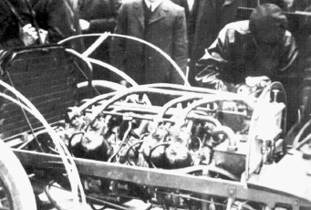 The two V4 ader engines coupled in a vehicle, 1903