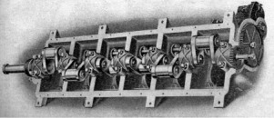 Detail of the 6-cylinder crankshaft with 7 bearings