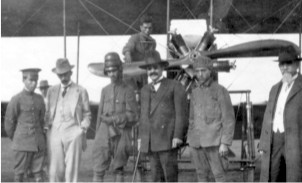 Personalities of the Mexican aviation in front of an Anzani