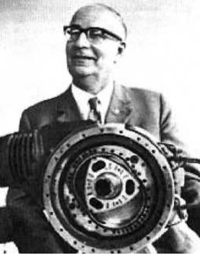 Félix Wankel con el motor abierto
