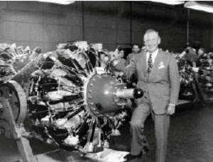 CEO de Buick al lado de uno de sus motores