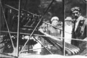Curtiss tras un vuelo de demostración en Nueva York