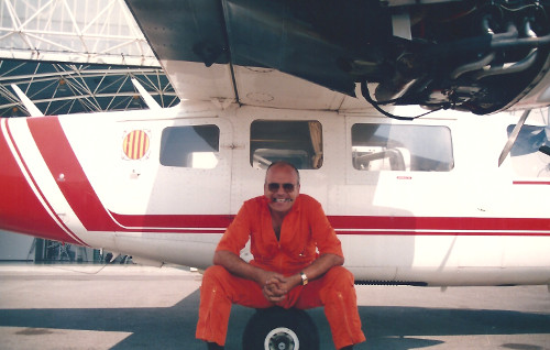 Ricardo Miguel Vidal delante un avión